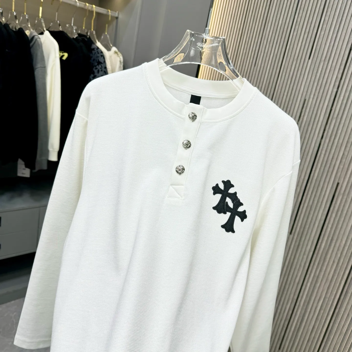 🅿️270 25 New Style🆕Come Hearts Cross Long Sleeve Autumn and Winter King! Chest pockets, collar and cuffs with high weight threads, custom-woven and dyed 330g double yarn waffle fabric, cross steel buckle tags and other accessories are all in the correct version, super conspicuous, super good-looking and super atmospheric, same style for men and women! The overall upper body highlights fashion and individuality, and it is a recommended T-shirt for couples to wear together!! Color: black/white 04 Size: S-XXL